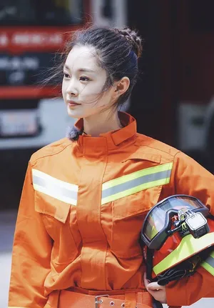 宋轶消防制服写真图片：最美侧颜杀_1