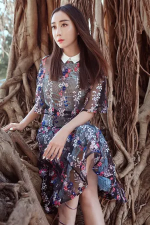 杜若溪半透明蕾丝长裙性感写真图片_1