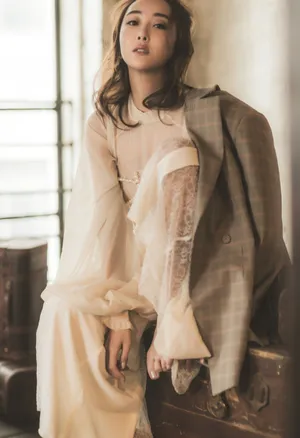 美女演员杜若溪魅力十足时尚写真图片_2