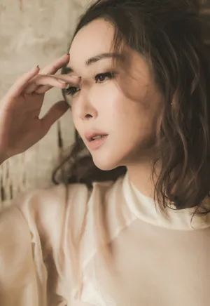 美女演员杜若溪魅力十足时尚写真图片_3