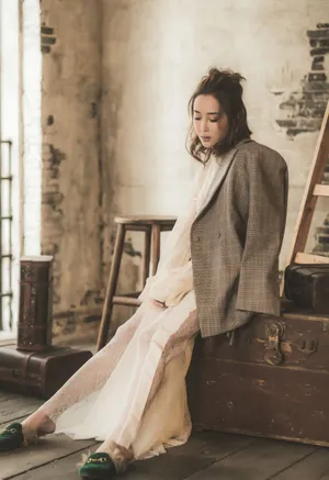 美女演员杜若溪魅力十足时尚写真图片_4