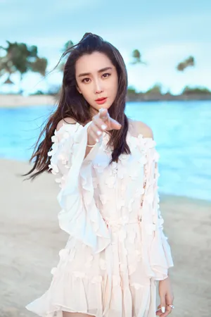 杜若溪性感镂空短裙海边写真高清图片_4
