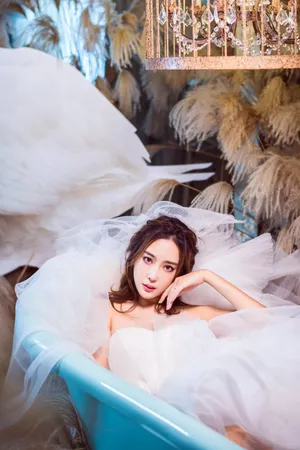 杜若溪白纱裙性感魅力杂志写真图片