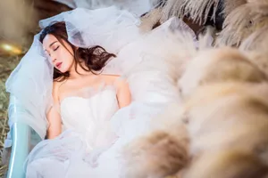 杜若溪白纱裙性感魅力杂志写真图片_2
