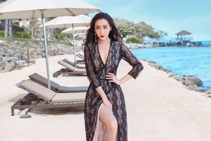 杜若溪海边深V蕾丝裙性感写真图片_4