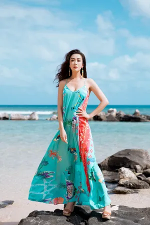 杜若溪碎花长裙海边清凉写真