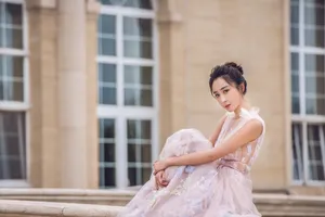 杜若溪复古长裙写真图片：美艳动人