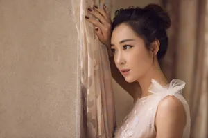 杜若溪复古长裙写真图片：美艳动人_3