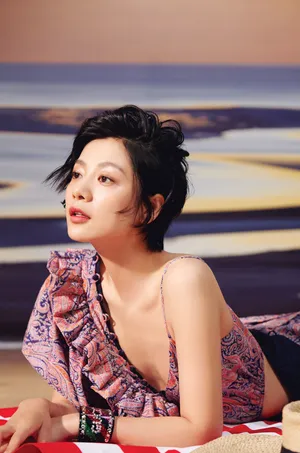 王真儿最新时尚杂志写真图片