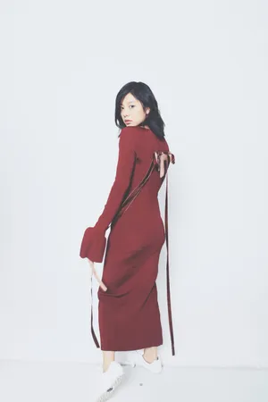 王真儿开叉连衣裙优雅迷人高清图片第1张