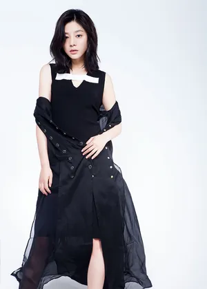 王真儿V领黑裙秀锁骨性感写真图片第1张