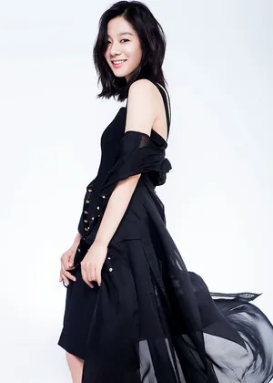王真儿V领黑裙秀锁骨性感写真图片_2