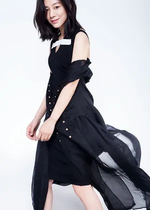 王真儿V领黑裙秀锁骨性感写真图片_4