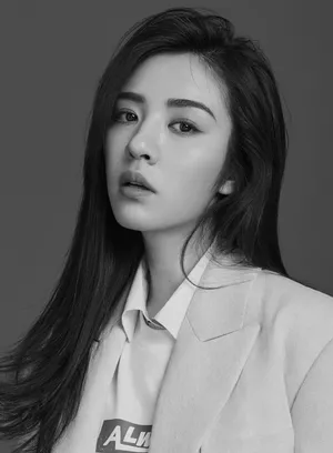 王晓晨黑白质感时尚杂志封面大片