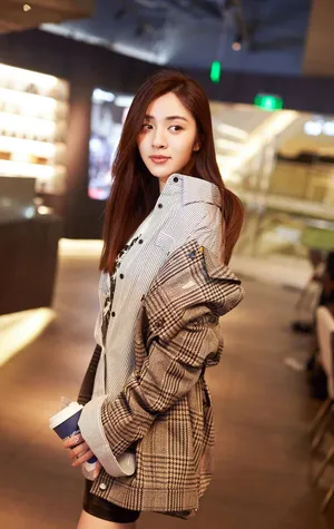 王晓晨清新文艺格子外套写真图片