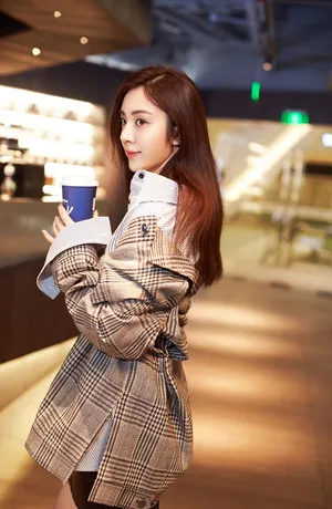 王晓晨清新文艺格子外套写真图片
