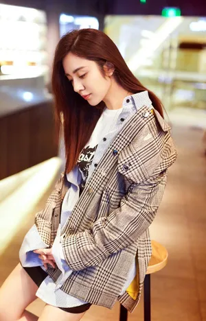 王晓晨清新文艺格子外套写真图片_2