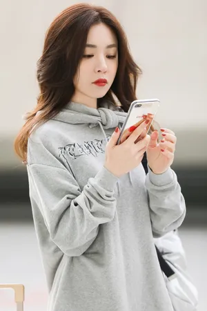 王晓晨休闲风时尚街拍图片