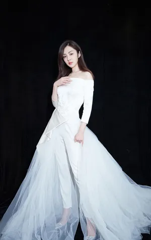 王晓晨唯美优雅白裙活动照图片_5