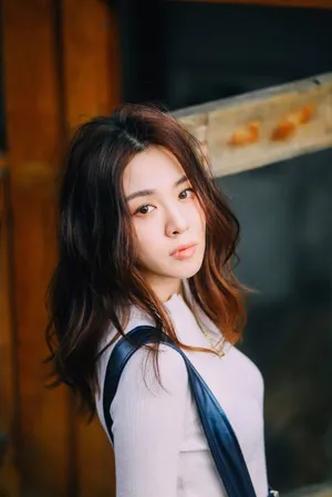 王晓晨慵懒文艺户外写真高清图片_2