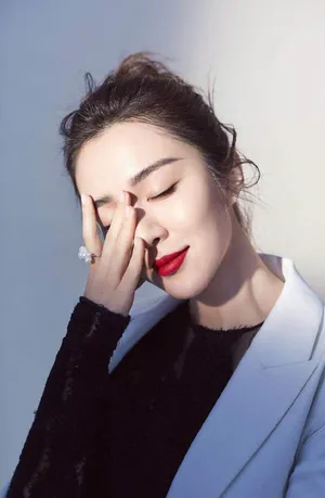 王晓晨魅惑红唇时尚写真高清图片