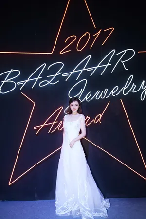 王晓晨白裙温婉靓丽写真图片_4
