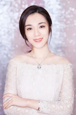王晓晨白色蕾丝裙优雅迷人活动照图片