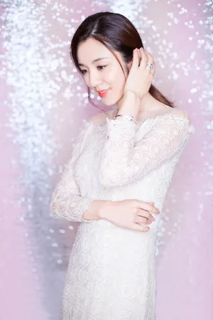 王晓晨白色蕾丝裙优雅迷人活动照图片_2