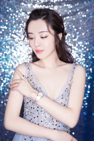 王晓晨深V亮片纱裙优雅妩媚写真图片