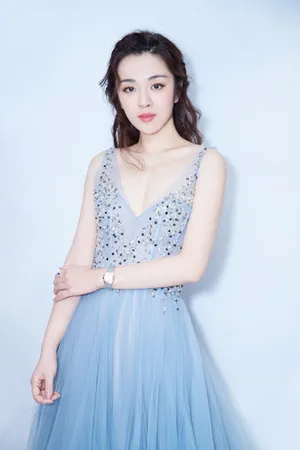 王晓晨深V亮片纱裙优雅妩媚写真图片_2