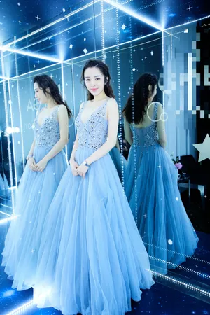 王晓晨深V亮片纱裙优雅妩媚写真图片_5
