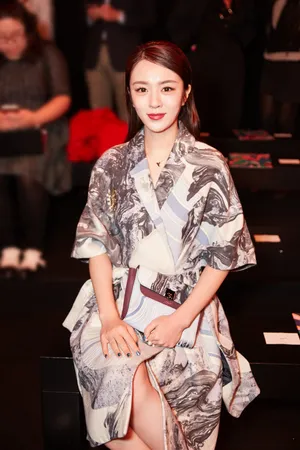 王晓晨烈焰红唇气质活动照图片