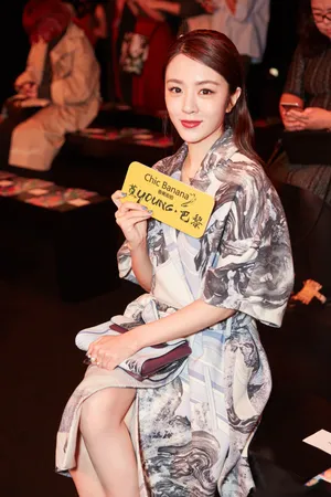 王晓晨烈焰红唇气质活动照图片_1