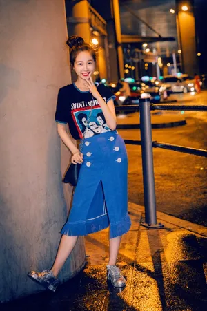 虞书欣深夜性感街拍写真