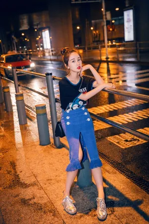 虞书欣深夜性感街拍写真