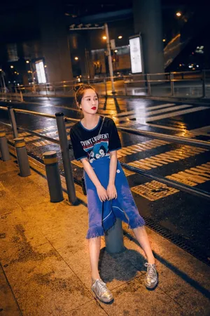 虞书欣深夜性感街拍写真_4