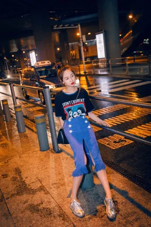 虞书欣深夜性感街拍写真_5