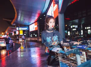 虞书欣时尚街拍图片