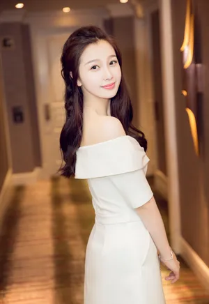 虞书欣白色礼服小露香肩养眼迷人图片_4