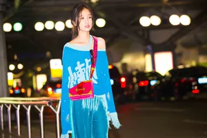 虞书欣时尚可爱街拍图片_3