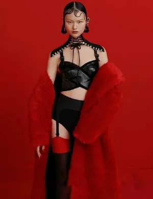 贺聪红色系性感时尚写真图片_5