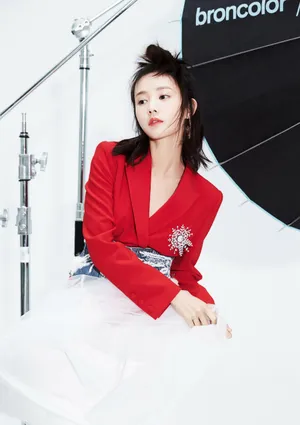 李一桐性感干练红西装写真图片