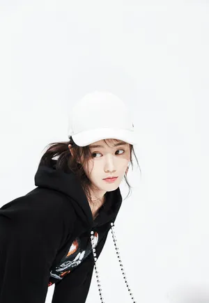 李一桐最新时尚率性写真图片_3