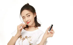 李一桐美艳红唇美妆性感写真图片_1