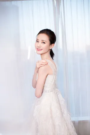 李一桐娇俏动人活动照图片