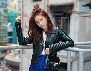 李一桐黑色皮衣时尚杂志封面图片_1