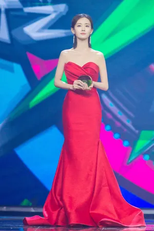 李一桐红色抹胸礼服美艳迷人活动照图片
