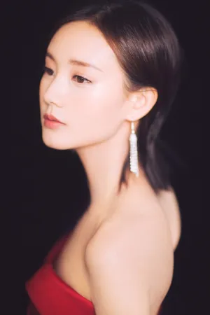 李一桐红色抹胸礼服美艳迷人活动照图片_3