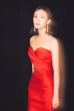 李一桐红色抹胸礼服美艳迷人活动照图片_5