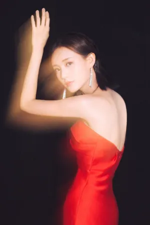 李一桐蓝色薄纱裙俏皮灵动活动写真图片